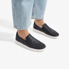 OluKai Women | Pehuea Leather - Onyx / Onyx