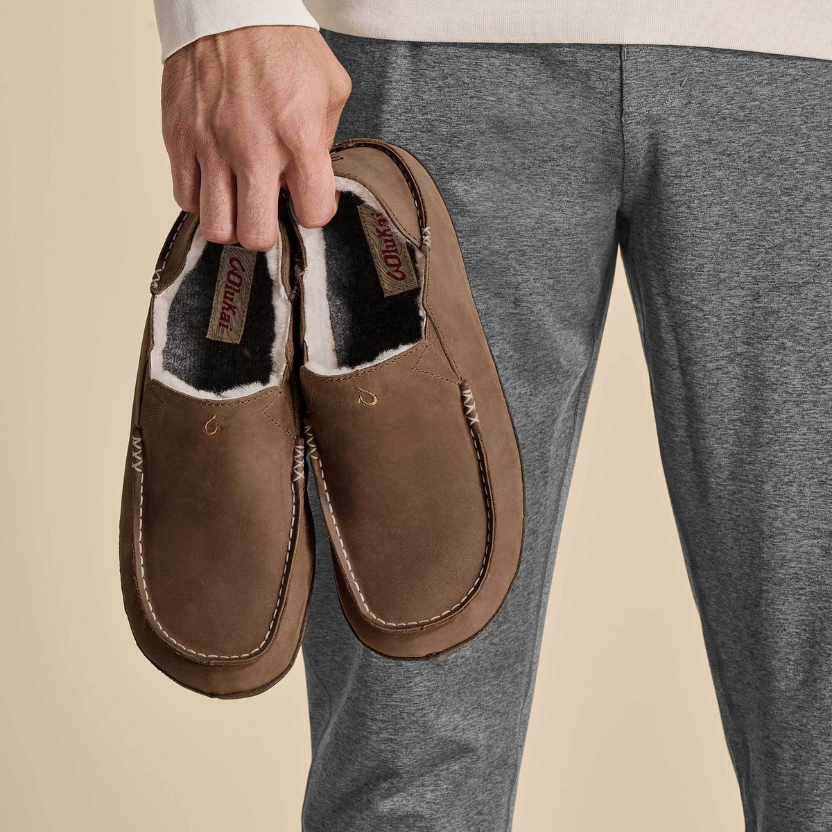 OluKai Men | Moloā Men's Leather Slippers - Toffee / Dark Wood