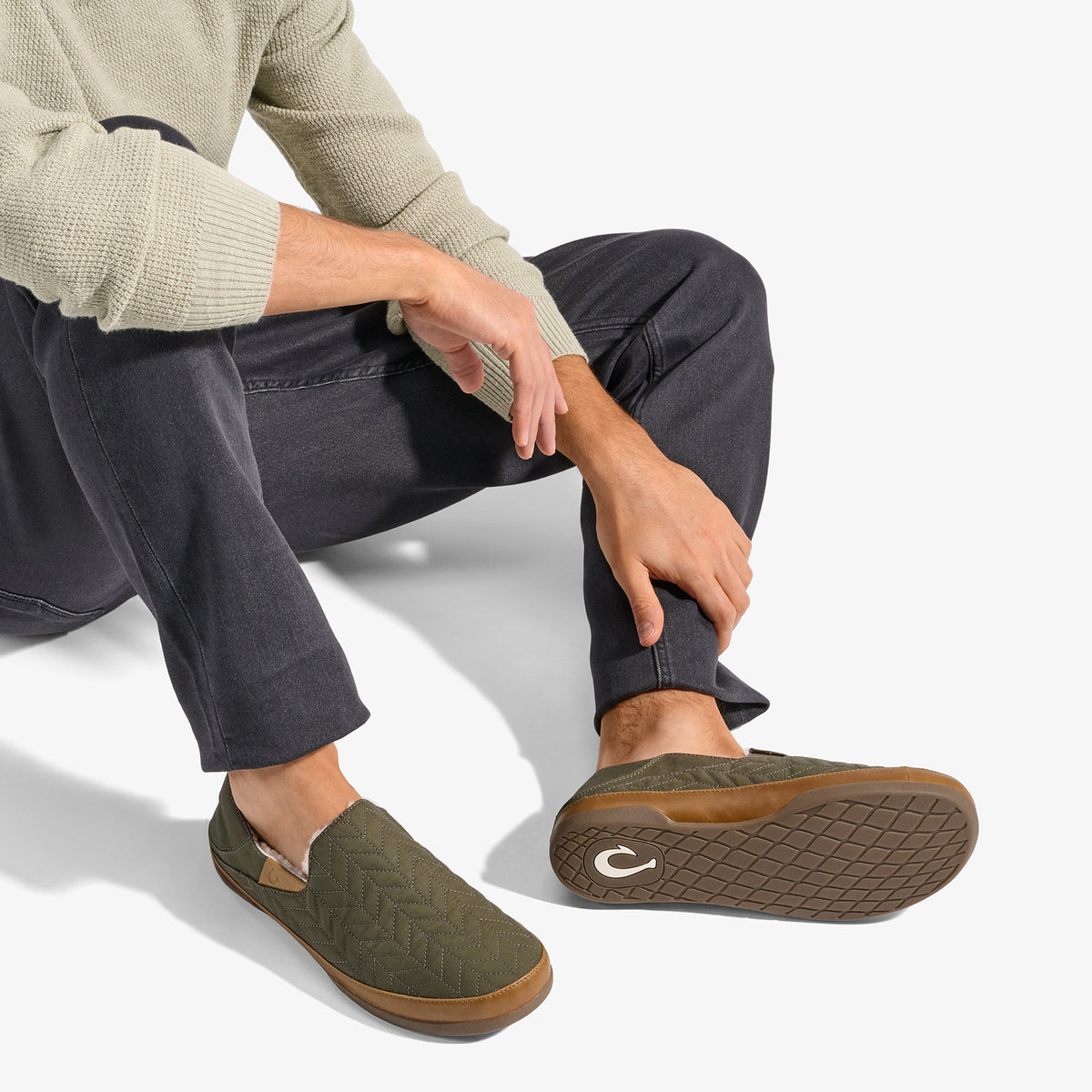 OluKai Men | Hanohano Men’s Waxed Canvas Slippers - Husk