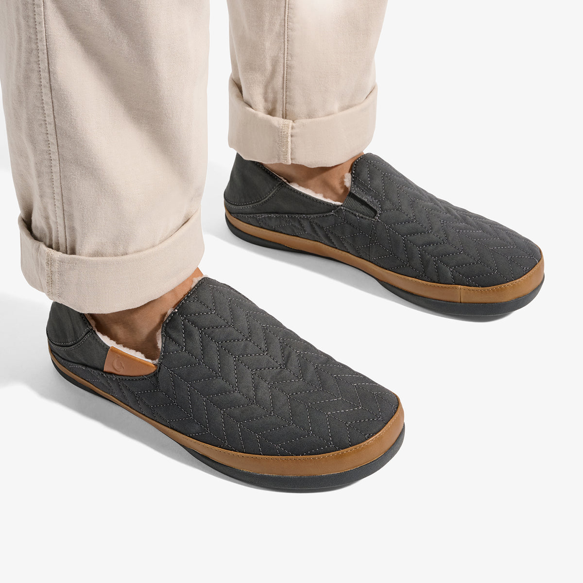 OluKai Men | Hanohano Men’s Waxed Canvas Slippers - Dark Shadow