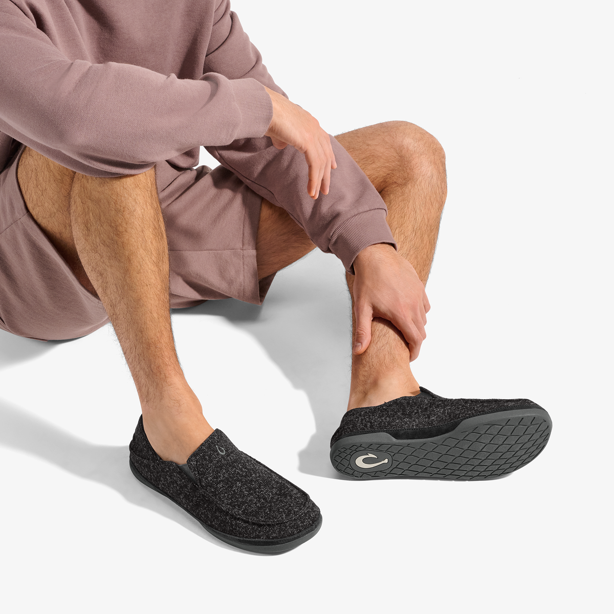 OluKai Men | Moloā Hulu Men’s Wool Slippers - Black