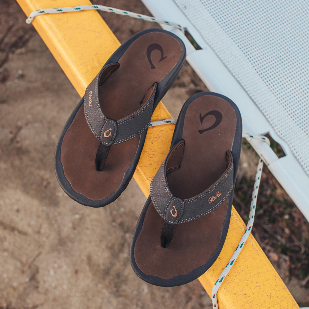 OluKai Men | ‘Ohana Men's Beach Sandals - Dark Java / Ray