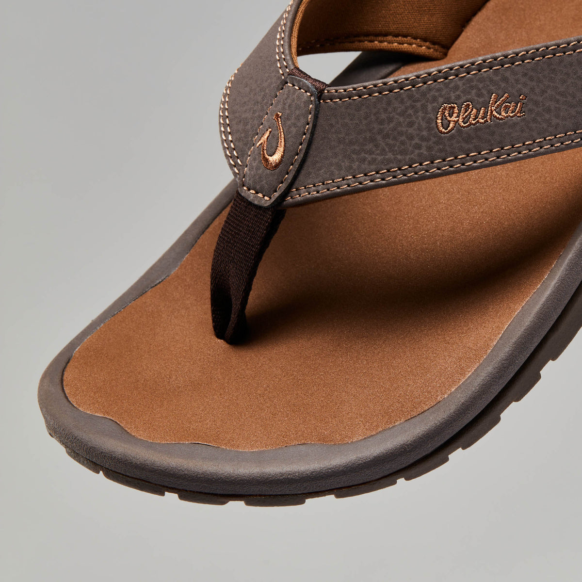 OluKai Men | ‘Ohana Men's Beach Sandals - Dark Java / Ray