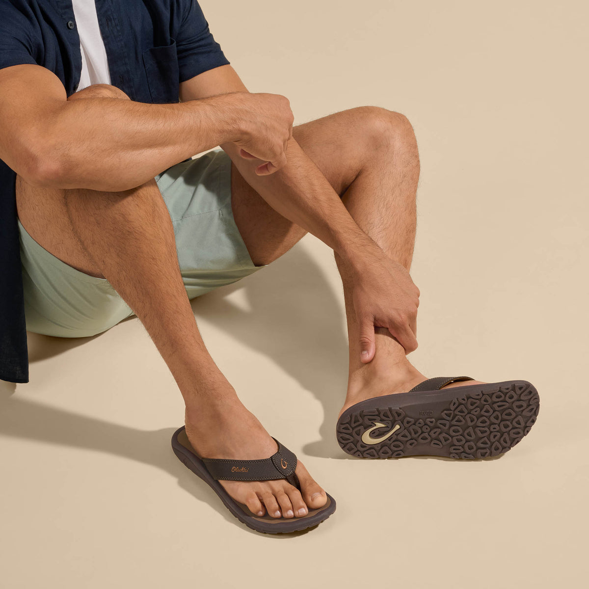 OluKai Men | ‘Ohana Men's Beach Sandals - Dark Java / Ray