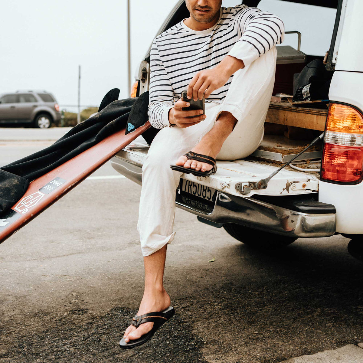OluKai Men | Mea Ola Men's Leather Beach Sandals - Dark Java