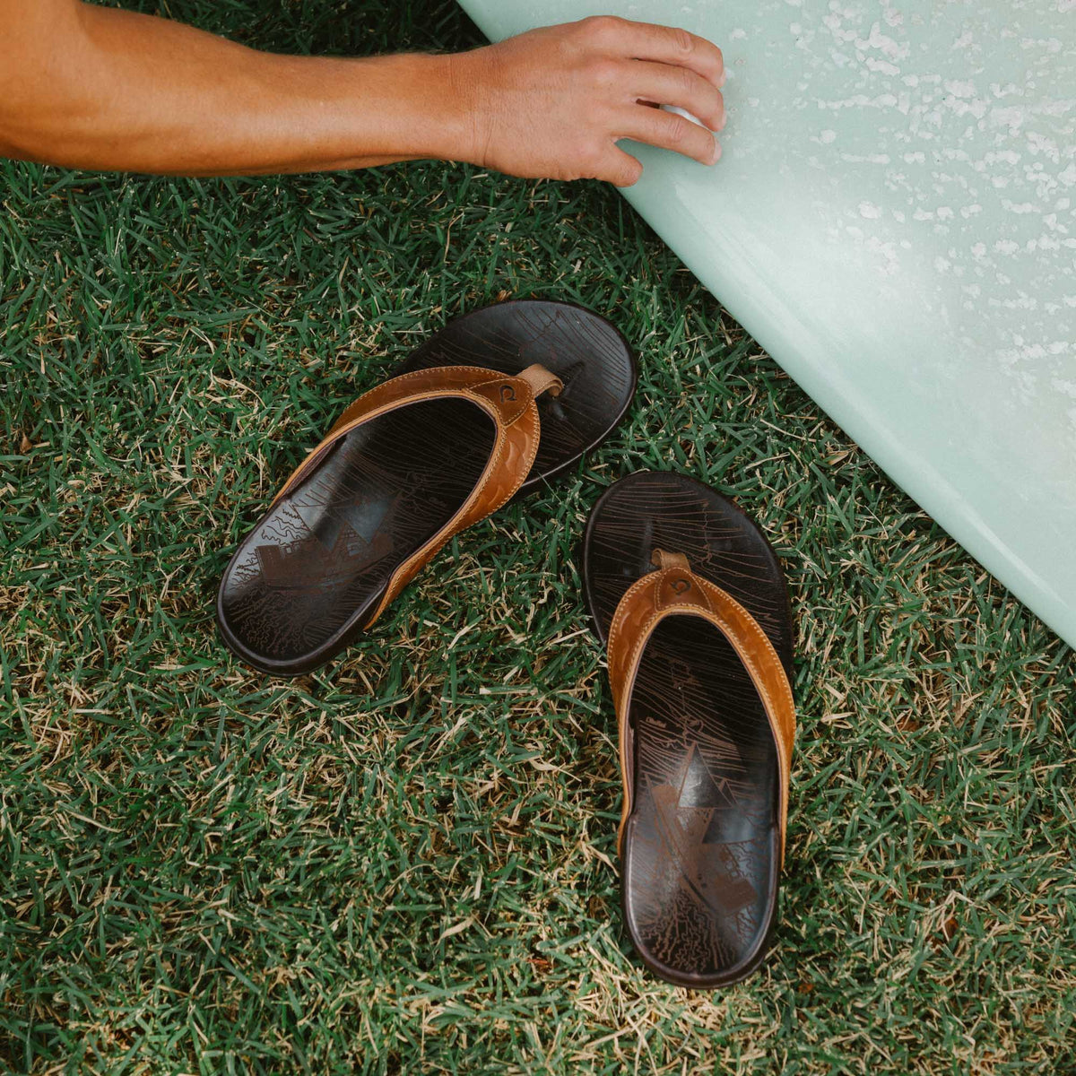 OluKai Men | Hikianalia - Tan / Dark Java