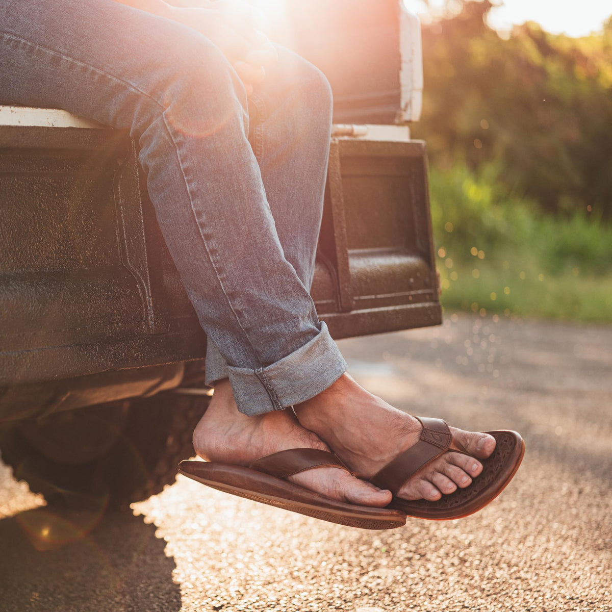 OluKai Men | ‘Ilikai Men‘s Leather Sandals - Toffee