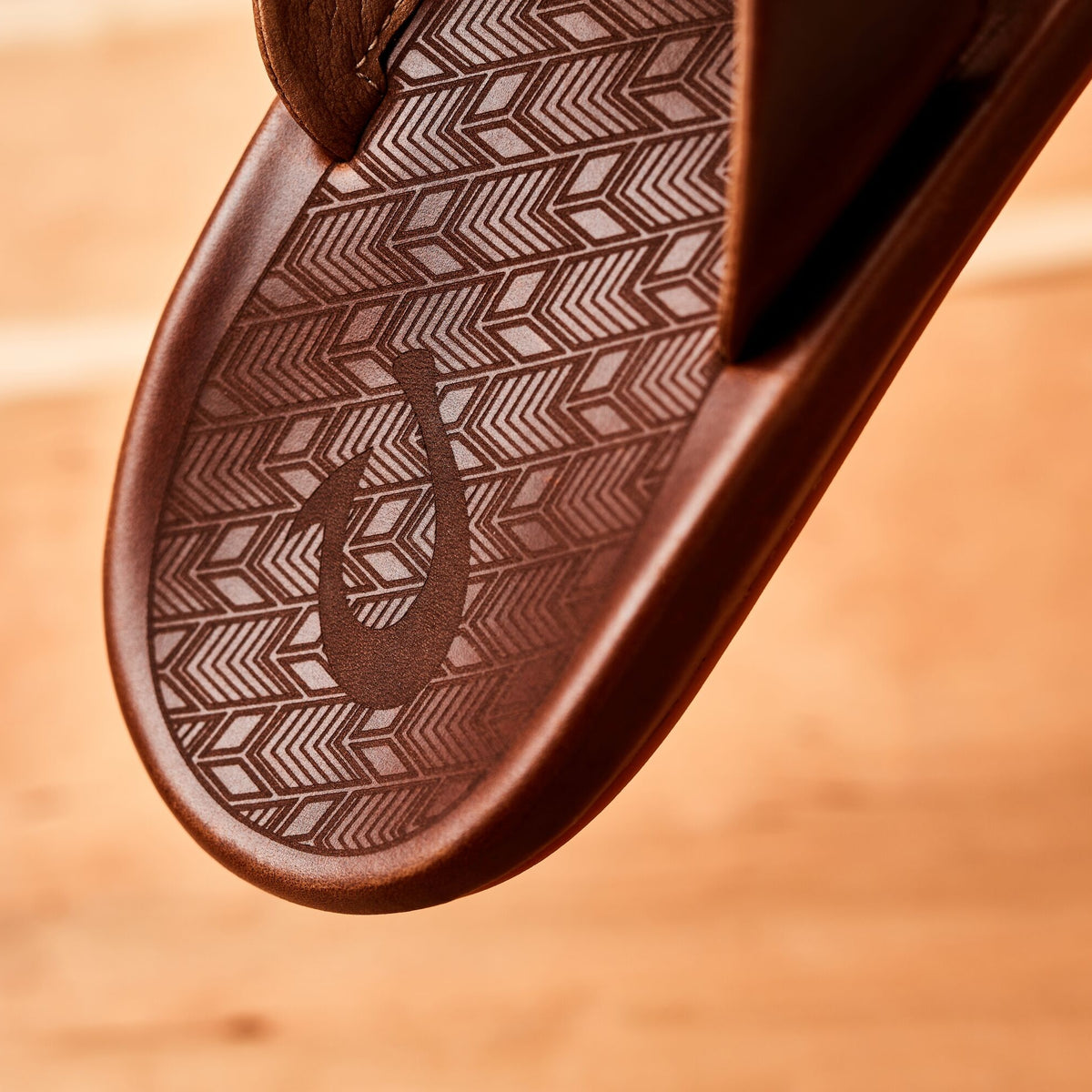 OluKai Men | ‘Ilikai Men‘s Leather Sandals - Toffee