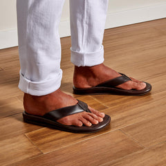 OluKai Men | ‘Ilikai Men‘s Leather Beach Sandals - Dark Wood