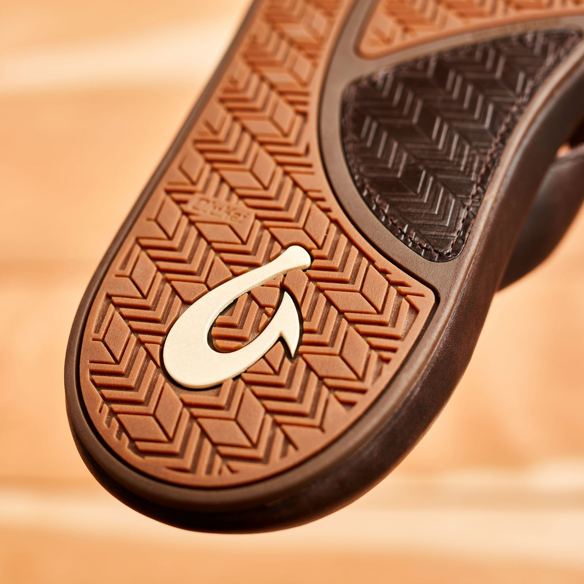 OluKai Men | ‘Ilikai Men‘s Leather Beach Sandals - Dark Wood