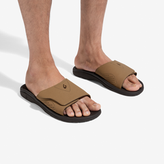 OluKai Men | Nalu Slide - Tan / Dk Java
