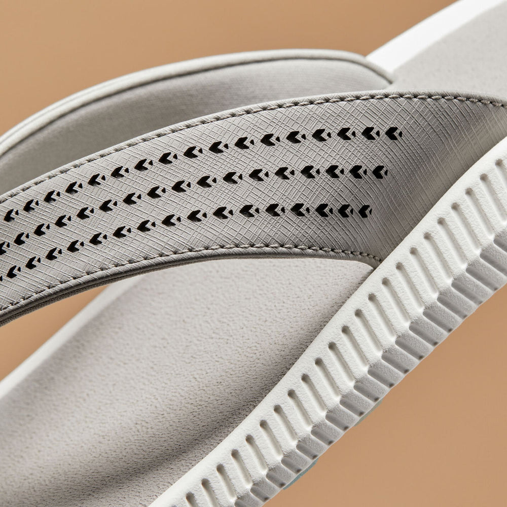 OluKai Men | Ulele Golf Men’s Golf Sandals - Ash