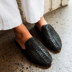 OluKai Women | Mi'i - Onyx / Onyx