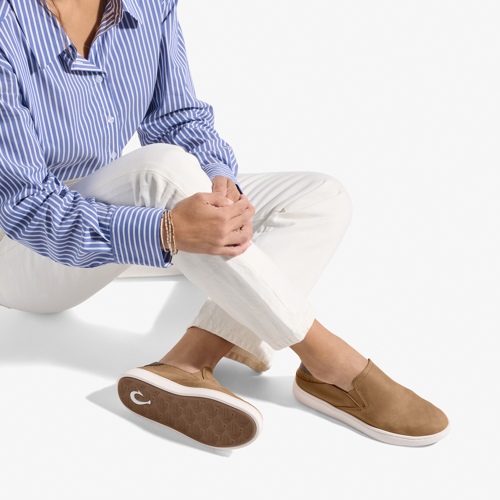 OluKai Women | Pehuea Leather - Sahara / Toffee | Olukai