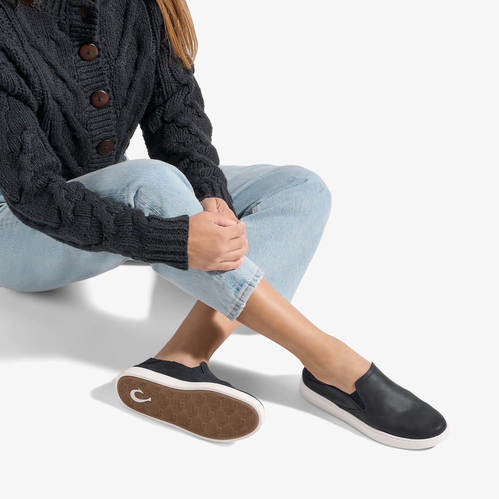 OluKai Women | Pehuea Leather - Onyx / Onyx