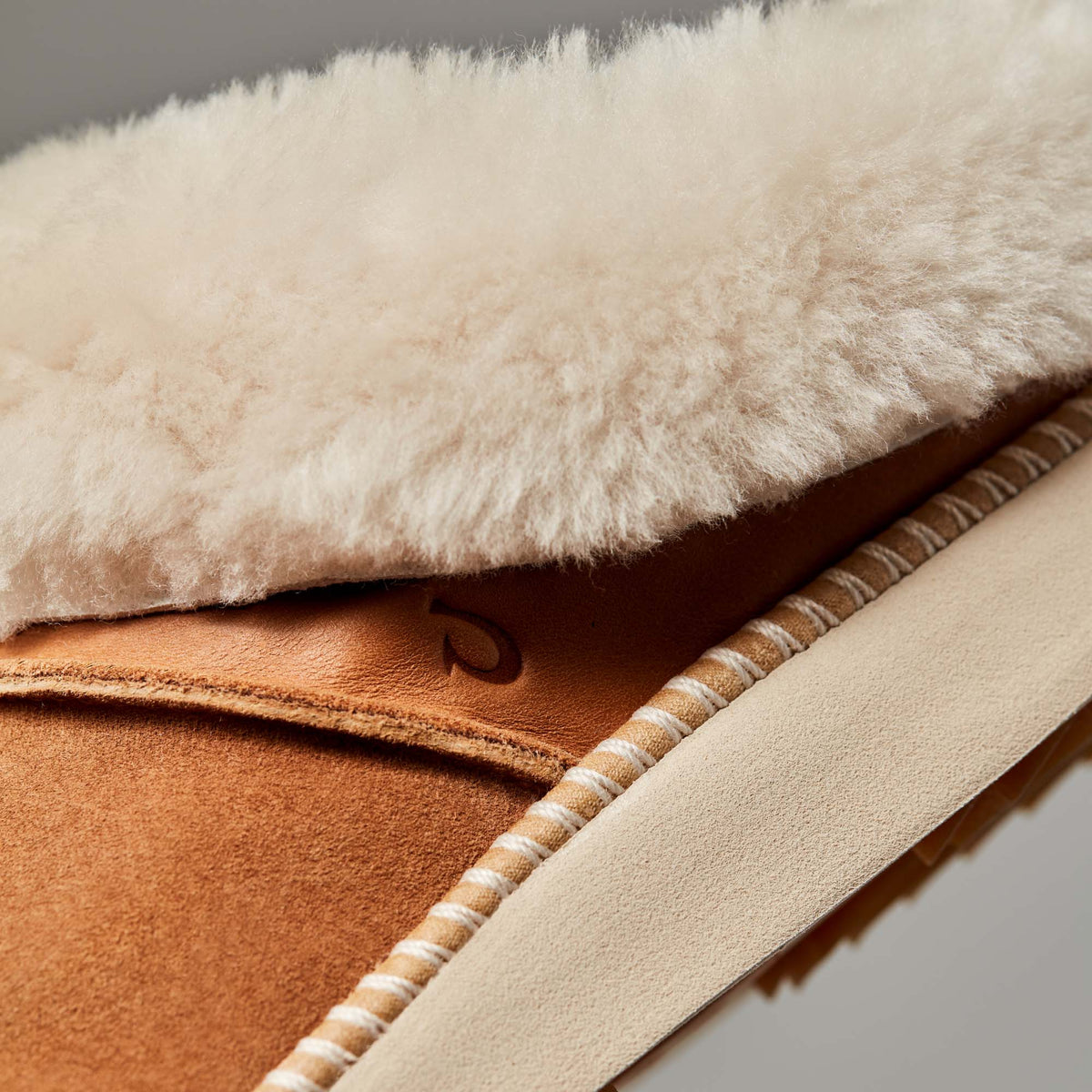 OluKai Women | Ku‘i Women‘s Slip-On Slippers - Tan / Bone