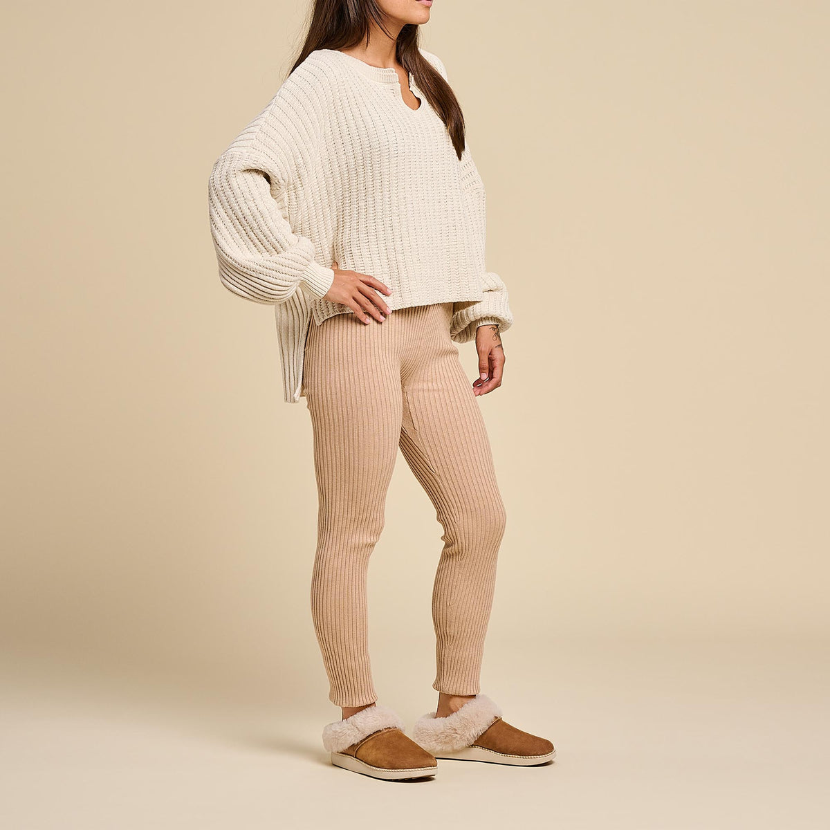 OluKai Women | Ku‘i Women‘s Slip-On Slippers - Tan / Bone