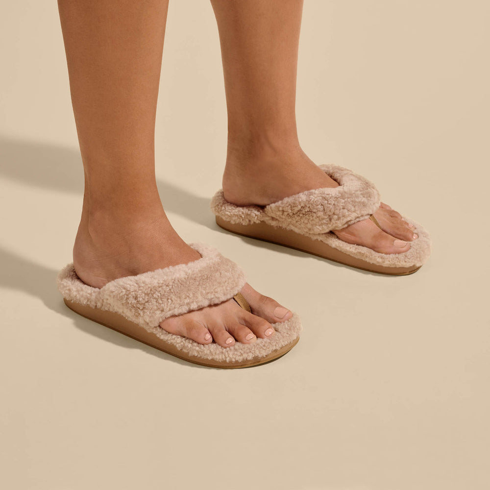OluKai Women | Kīpe'a Heu Women‘s Flip Flop Slippers - Tan