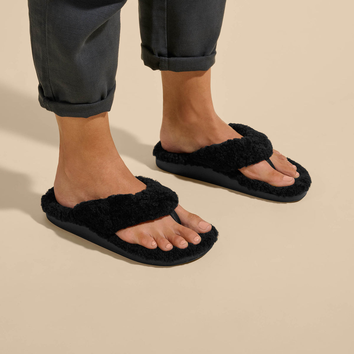 OluKai Women | Kīpe'a Heu Women‘s Flip Flop Slippers - Black