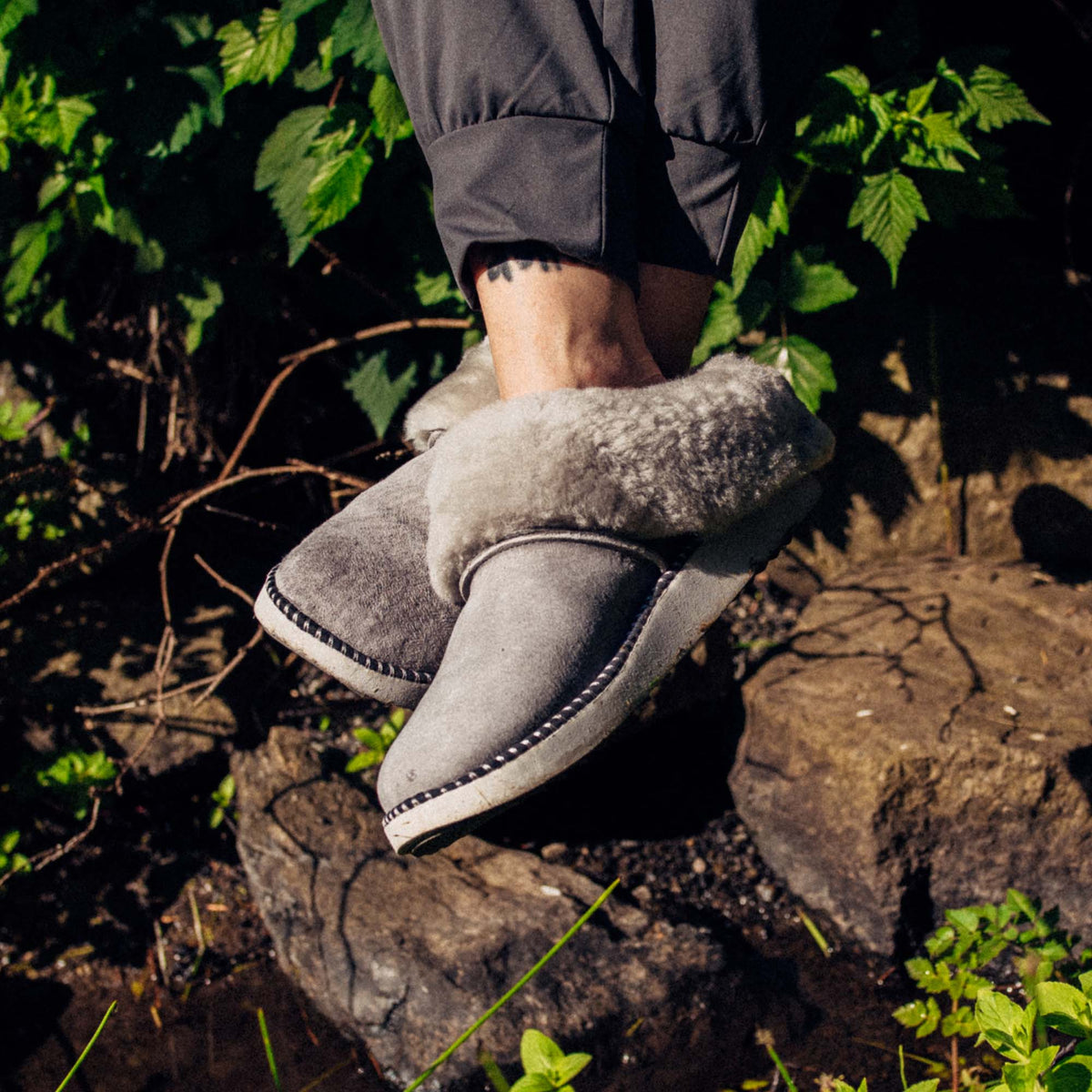 OluKai Women | Ku‘i Women’s Fuzzy Slip-On Slippers - Fog
