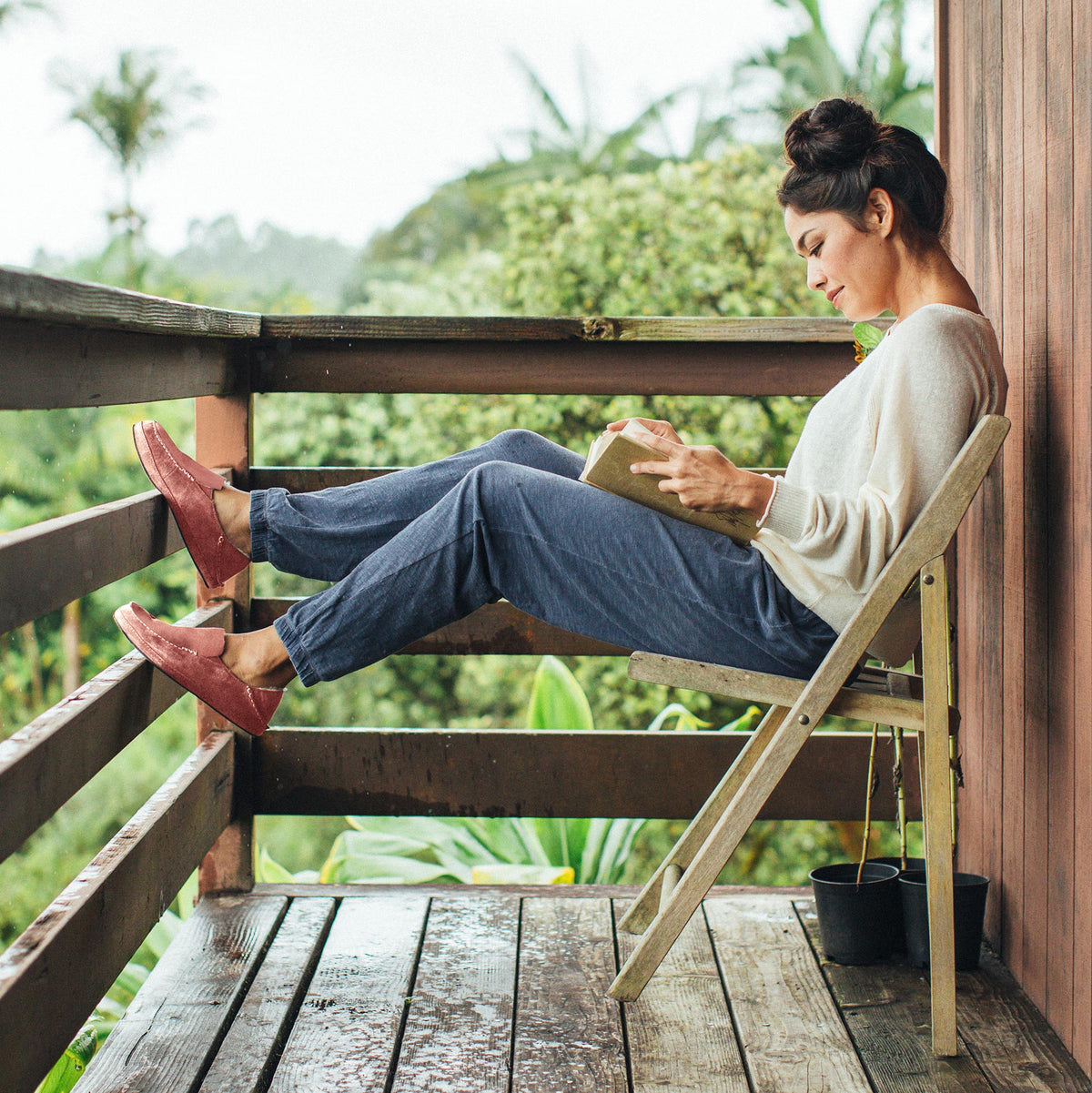 OluKai Women | Nohea Women's Leather Slippers - Cedarwood