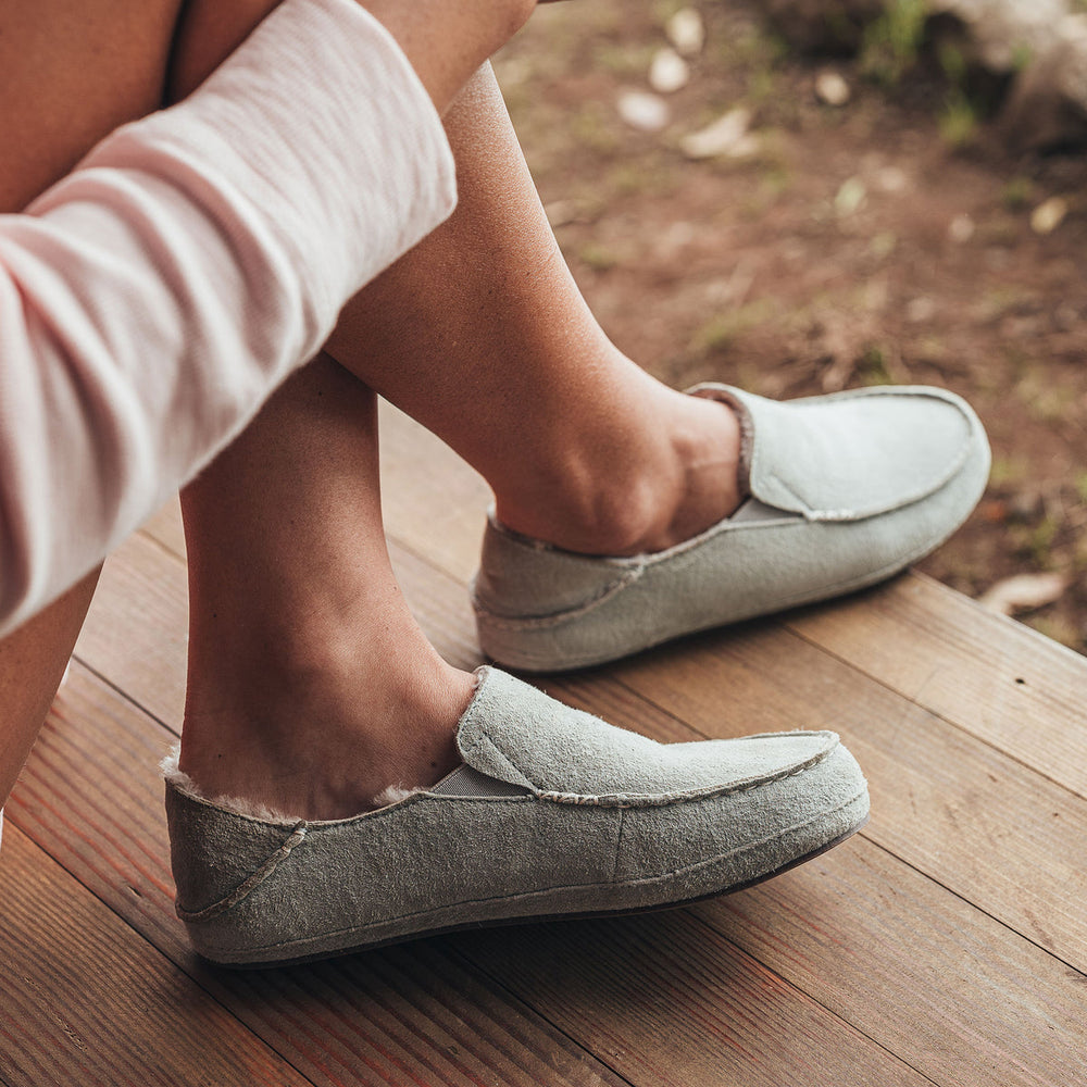 OluKai Women | Nohea Women's Leather Slippers - Pale Grey