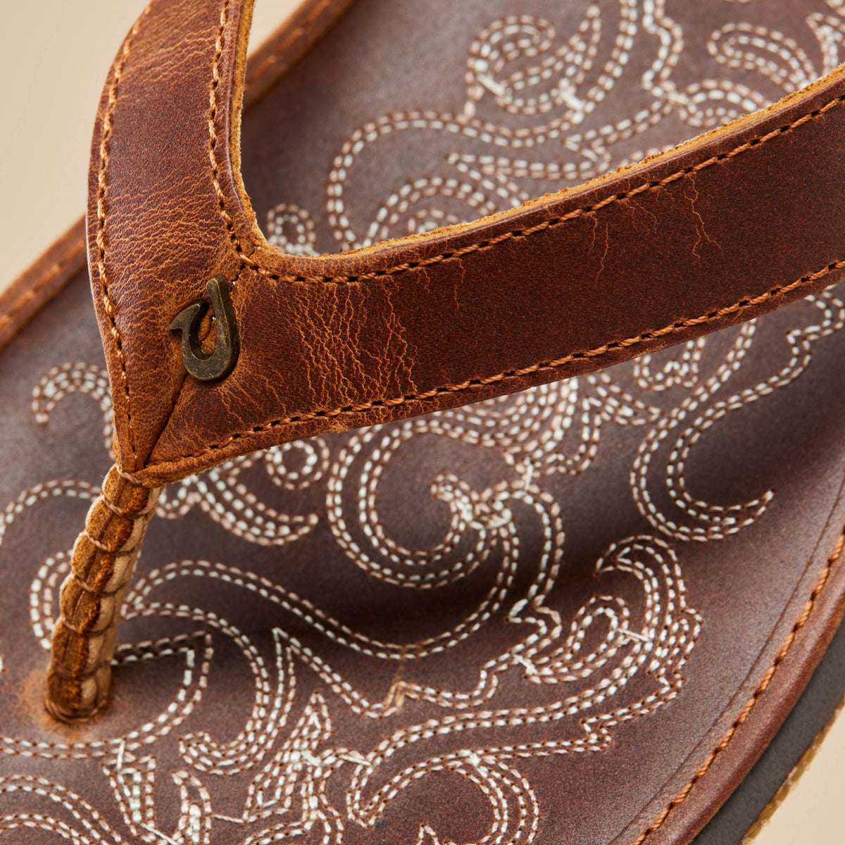 OluKai Women | Paniolo Women’s Leather Beach Flip Flops - Natural