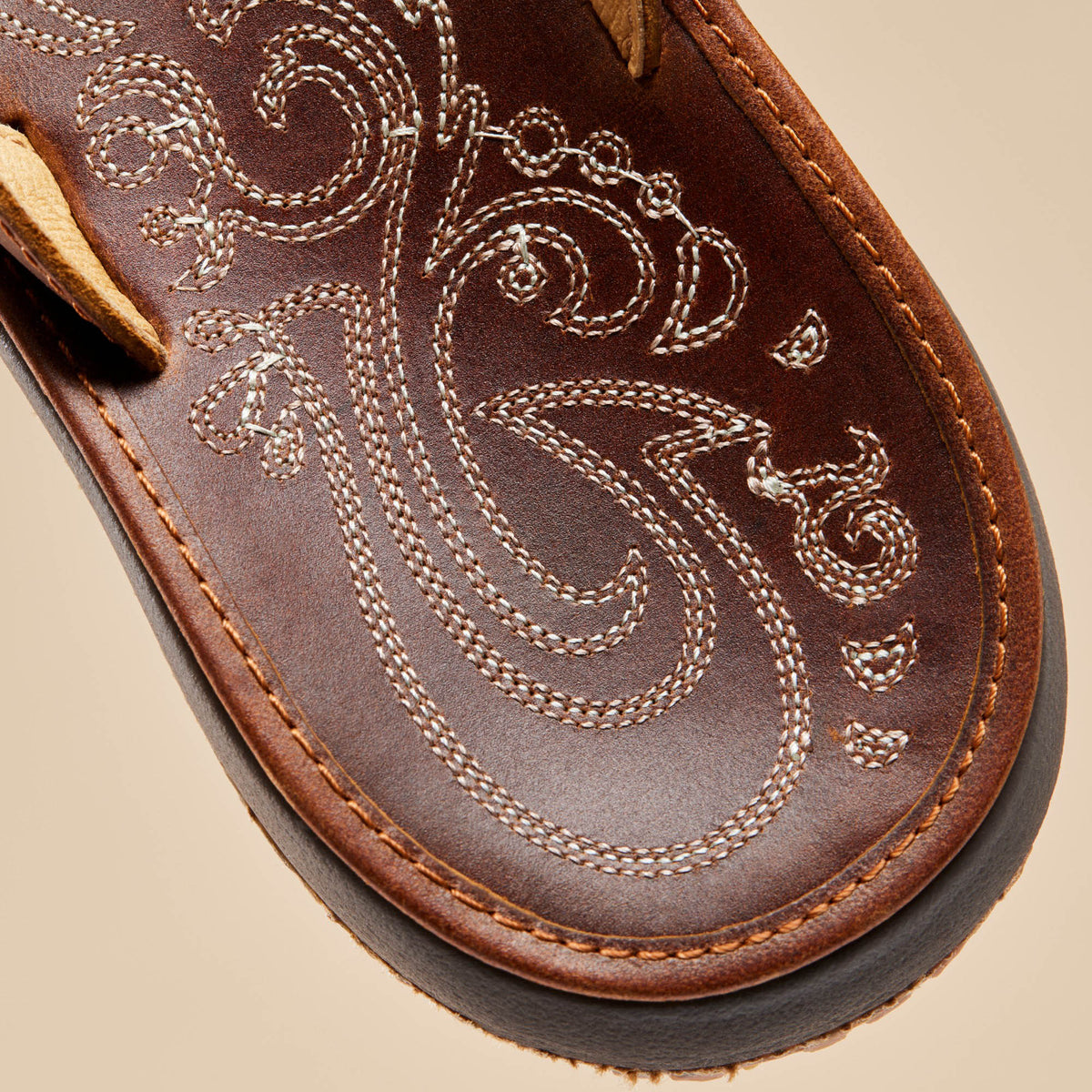 OluKai Women | Paniolo Women’s Leather Beach Flip Flops - Natural