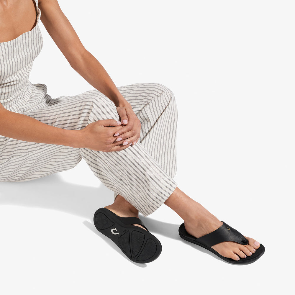 OluKai Women|New Arrivals | Hoʻopio Mele - Black / Black