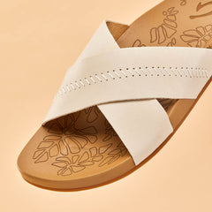 OluKai Women | Kipe‘a ‘Olu Women‘s Slide Sandals - Puka / Tan