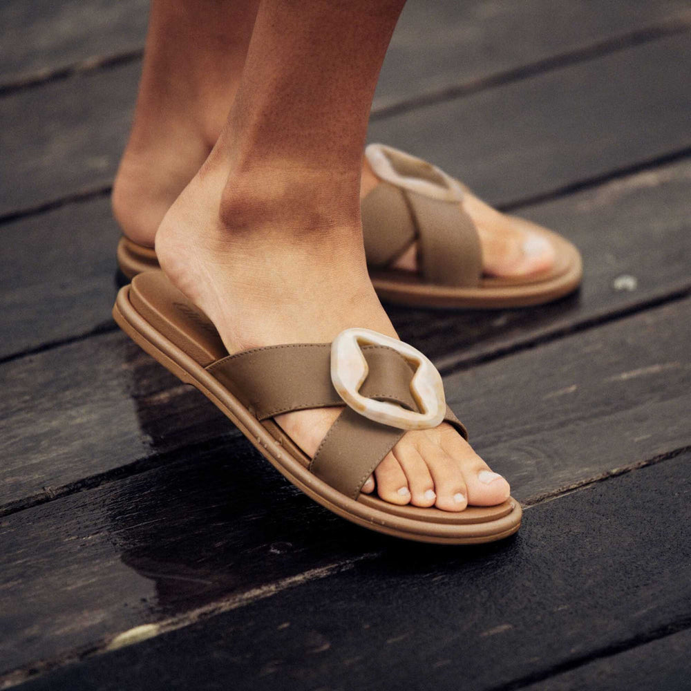 OluKai Women | La‘i Slide Women’s Slide Beach Sandals - Tan