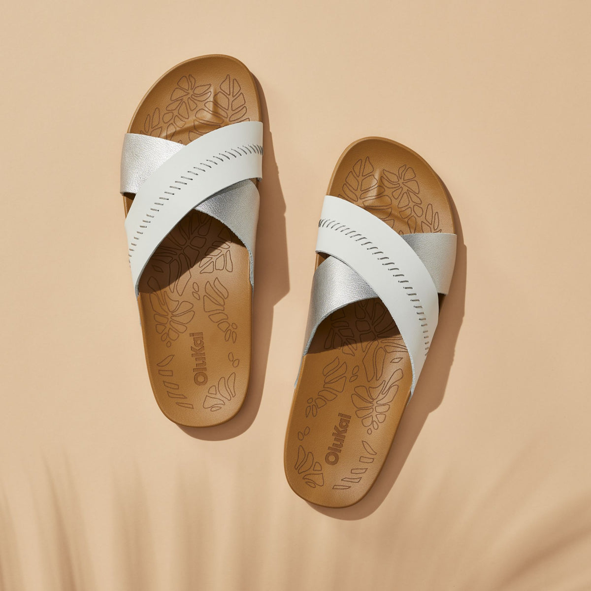 OluKai Women | Kīpe‘a ‘Olu - Silver / Sahara