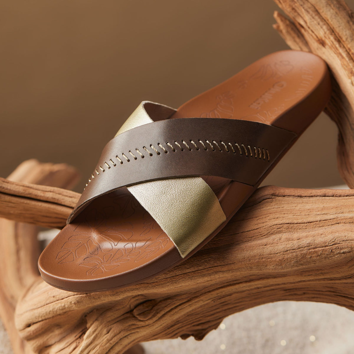 OluKai Women | Kīpe‘a ‘Olu - Wheat Gold / Toffee