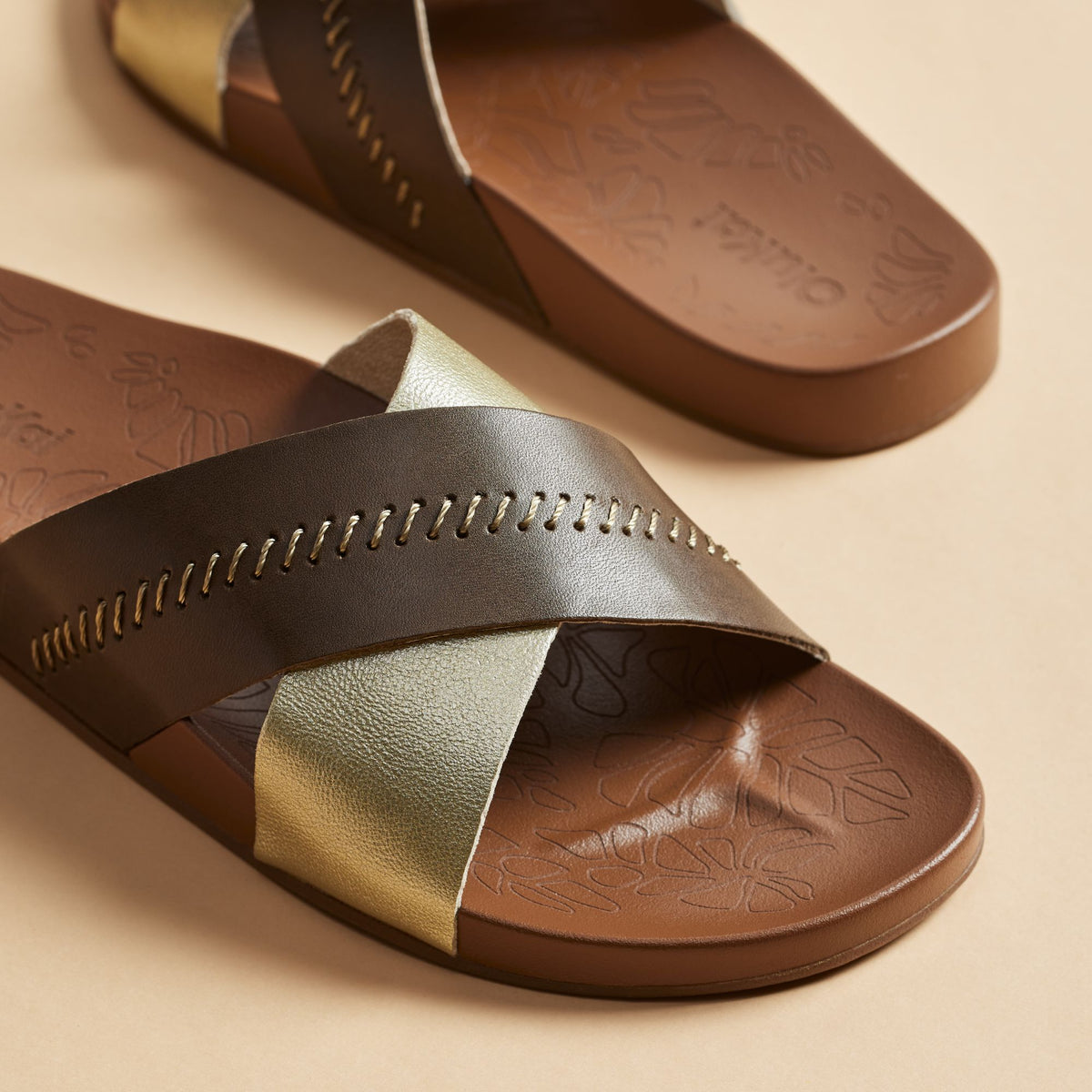OluKai Women | Kīpe‘a ‘Olu - Wheat Gold / Toffee